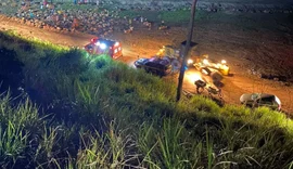 Caminhão capota, cai de ribanceira e deixa duas pessoas mortas na BR-104