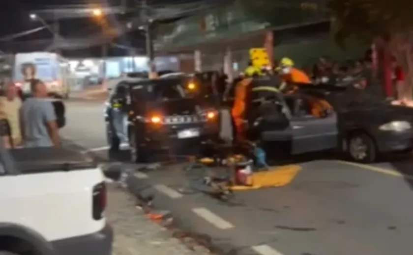 Colisão entre carros deixa duas pessoas feridas na Serraria, em Maceió