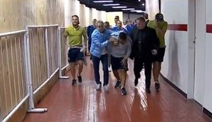Ônibus do Boca é apedrejado na chegada ao estádio