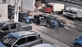 Homem é baleado dentro de carro de luxo na Ponta Verde por criminosos encapuzados