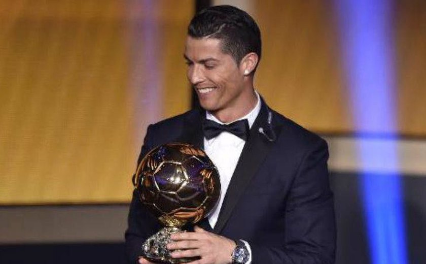 Cristiano Ronaldo ganha Bola de Ouro pela quinta vez e iguala Messi