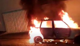 PC indicia homem que tocou fogo em carro ao lado de delegacia em Quebrangulo
