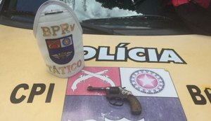 Menores são apreendidos com uma arma em van