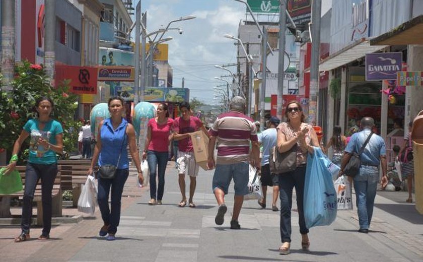 Em Maceió, consumidores de baixa renda diminuem consumo e de alta renda aumentam
