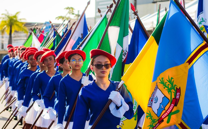 Desfile estudantil celebra os 207 anos de Emancipação Política de Alagoas