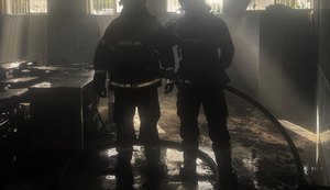 Corpo de Bombeiros combate princípio de incêndio em escola em Maceió