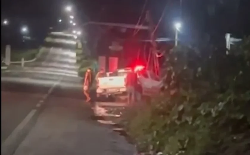 Viatura da PM colide em poste de iluminação pública durante perseguição policial