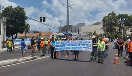 Manifestação de trabalhadores do Porto de Maceió deixa trânsito lento no Jaraguá