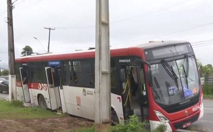 Ônibus afunda em buraco na Avenida Gustavo Paiva na Cruz das Almas