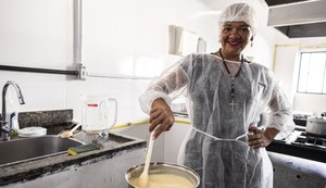 Pessoas em situação de rua participam de oficina culinária