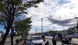 Motoqueiro se distrai e bate na traseira de veículo parado no sinal