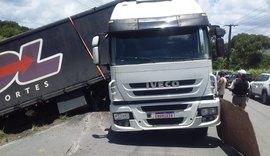 Carreta quase cai em ribanceira e toda carga de açúcar é saqueada