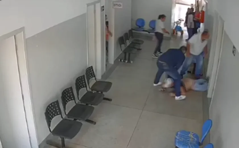 Câmera flagra momento em que ex-marido invade e tranca sala de posto de saúde para esfaquear enfermeira