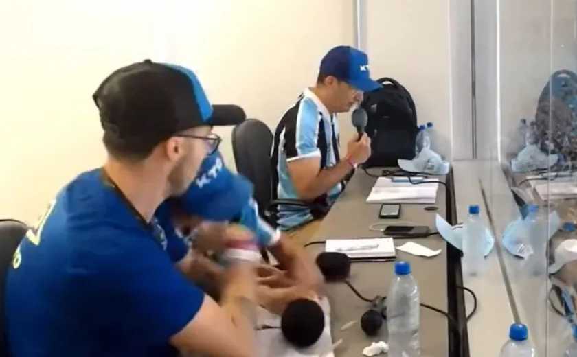 Vídeo: jornalista desmaia durante transmissão de jogo do Grêmio