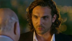 Novela 'Flor do Caribe': Alberto ameaça matar seu próprio avô