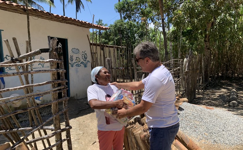 Projeto Natal Solidário distribui três toneladas de alimentos na Comunidade Palateia e instituições de Maceió