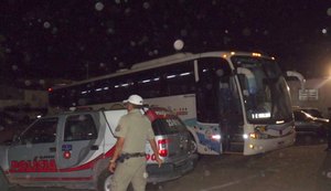 PM encontra artefatos explosivos e arma artesanal em ônibus de torcida do ASA