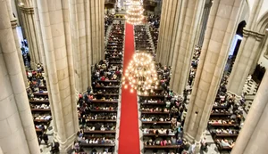 Fiéis lotam Catedral da Sé em missa para homenagear papa Francisco