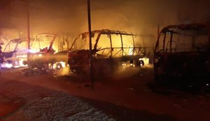 Incêndio em galpão de Rio Largo destrói 4 micro-ônibus de transporte complementar