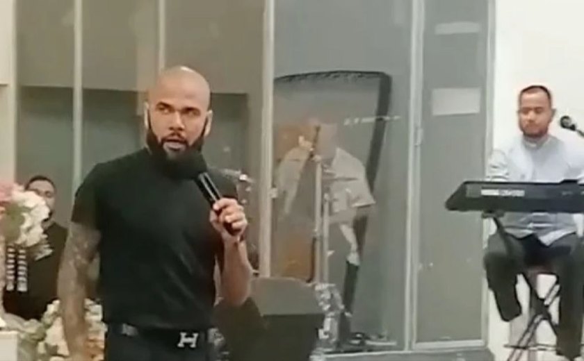 Ex-jogador Daniel Alves prega durante culto após acusação de estupro; assista o vídeo