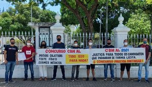 Aprovados no último concurso do Corpo de Bombeiros realizam ato em frente ao Palácio