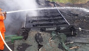 Caminhão capota, pega fogo e deixa dois feridos