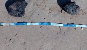 Mais fragmentos de óleo aparecem na Barra de Santo Antônio