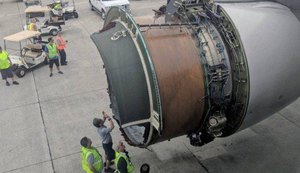 Avião faz pouso de emergência após turbina se desintegrar no ar