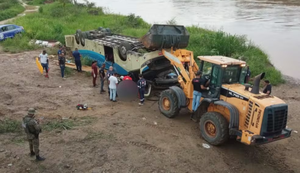Cinco pessoas morrem após ônibus tombar na BA-270, no sudoeste da Bahia