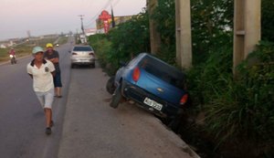 Motorista perde controle do carro e cai em vala nas margens da rodovia AL-220