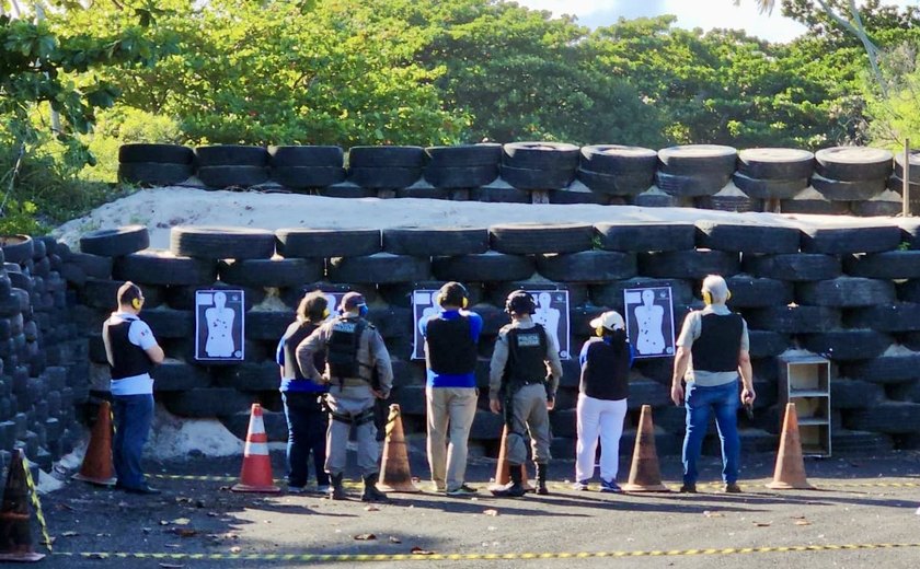 Peritos médicos legais e odontolegistas participam de instrução de tiro