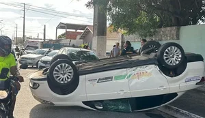 Acidente entre táxi e carro de passeio deixa três feridos em Maceió