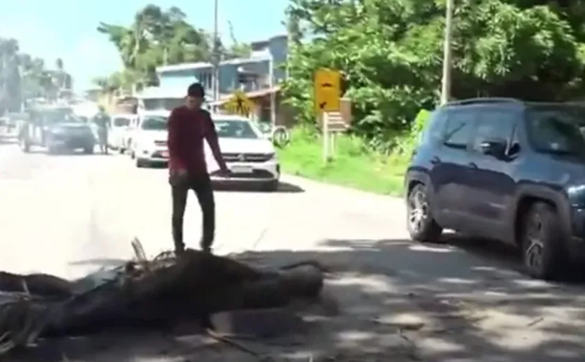 Parentes de homem condenado por supostamente estuprar a própria filha protestam contra prisão dele