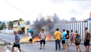 Avenida na Serraria é bloqueada em protesto por falta de asfalto e esgoto