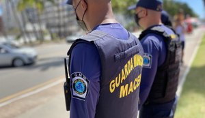 Guardas municipais prendem homem por ameaça dentro de ônibus na Ponta Verde