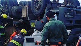 Motorista de caminhão fica preso às ferragens após veículo capotar em Campo Alegre