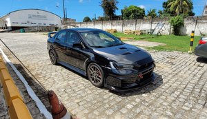 Veículo de luxo com alterações em suas características é recolhido durante operação