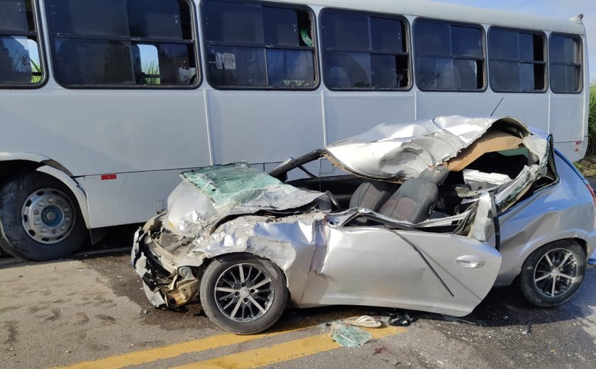 Acidente entre carro e ônibus deixa duas pessoas mortas na BR-316, em Atalaia