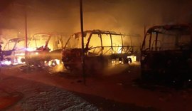 Incêndio em galpão de Rio Largo destrói 4 micro-ônibus de transporte complementar