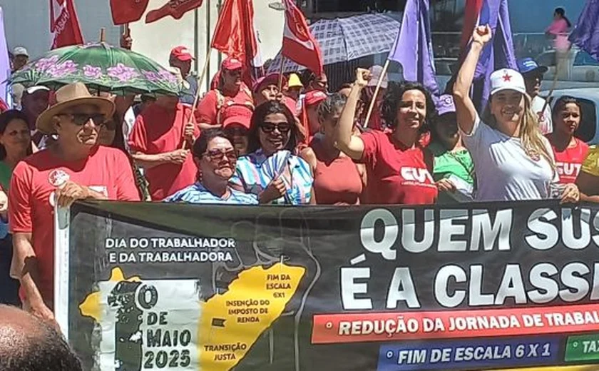 Movimentos sociais e sindicais 'tomam' orla de Pajuçara em defesa de direitos trabalhistas