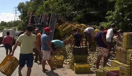 Caminhão carregado de mangas tomba em trecho da Ladeira do Catolé