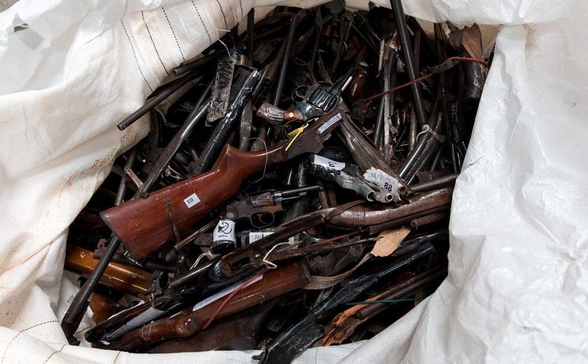 Um ano após decreto, país reutiliza menos de 200 armas das mais de 135 mil apreendidas