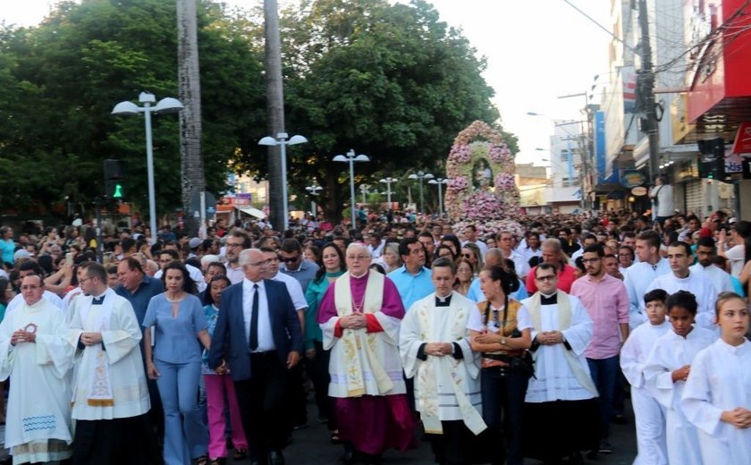 Multidão reverencia padroeira de Arapiraca