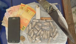 Adolescente é apreendido e jovem é preso por tráfico de drogas em Arapiraca
