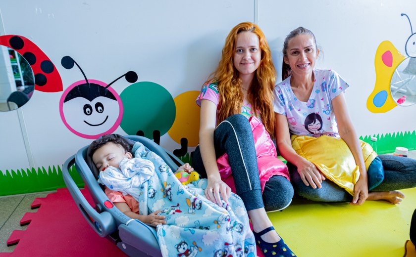 Educadoras utilizam brinquedos para estimular o desenvolvimento dos alunos do berçário I
