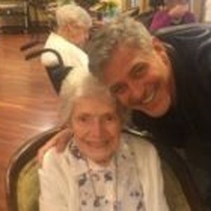 George Clooney realiza sonho de fã de 87 anos ao visitá la em asilo