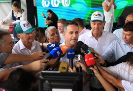 Governador e ministros entregam 30 máquinas agrícolas para municípios alagoanos
