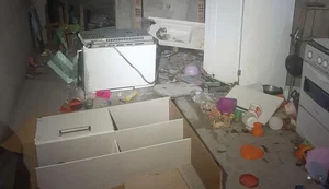 Mulher é presa após agredir companheira com socos e pedrada, além de destruir móveis da casa dela