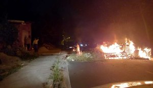 Moradores de ocupação irregular fecham única via de condomínios após morte de motociclista