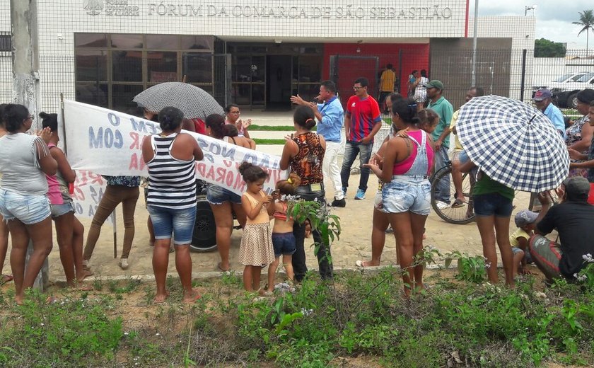 População que ocupava conjunto protesta após ação de reintegração de posse